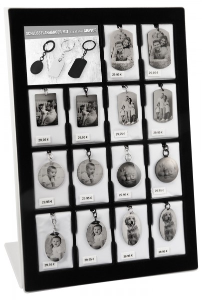 Display mit 14 Muster-Schlüsselanhängern, verschiedene Motive graviert, inklusive Aufsteller zur Prä